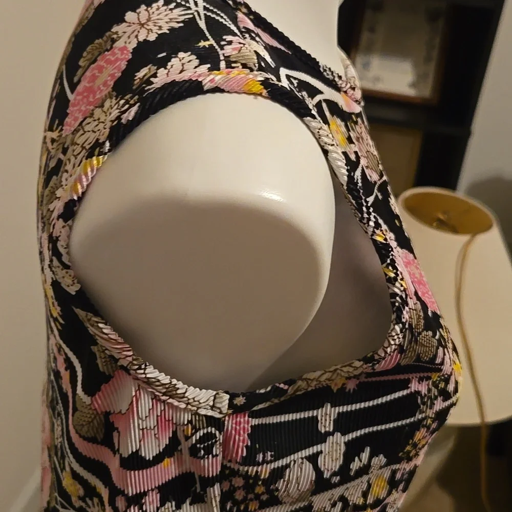 Beautiful sleeveless Shell - Picture 5 of 7